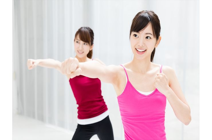 運動している人