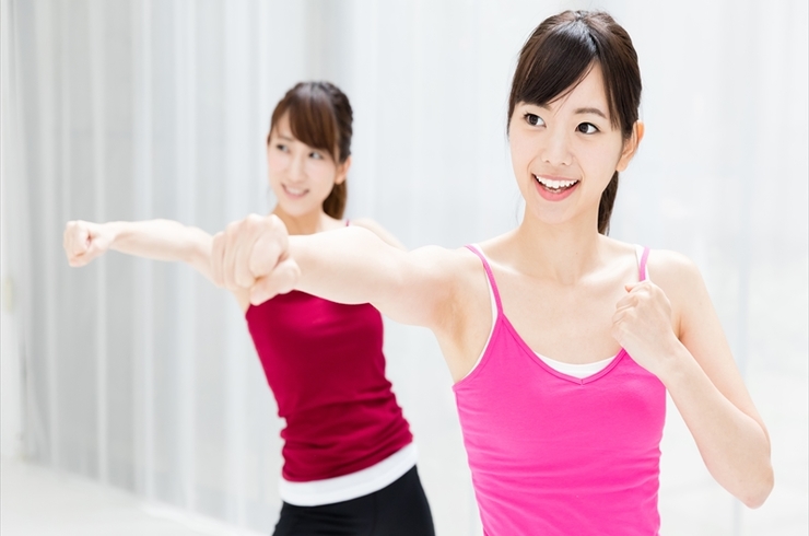 運動している人